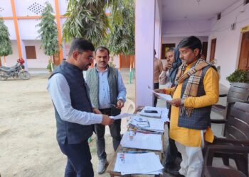 वोटर आईडी के विशेष गहन पुनरीक्षण का उपजिलाधिकारी ने किया बूथों का निरीक्षण।