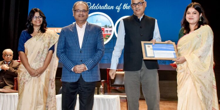 सोनभद्र की बेटी ने रचा इतिहास, आईआईटी (आईएसएम) धनबाद में ‘बेस्ट रिसर्च स्कॉलर’ अवॉर्ड से सम्मानित हुईं सारिका गुप्ता।