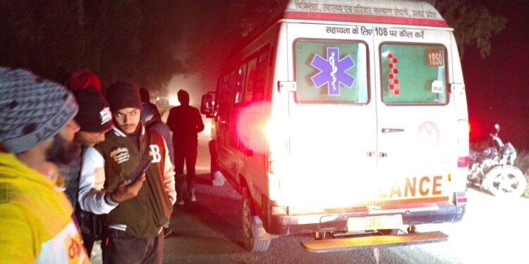 महिला को बचाने में दो बाइक सवार आपस मे टकराए ,बुजुर्ग घायल।