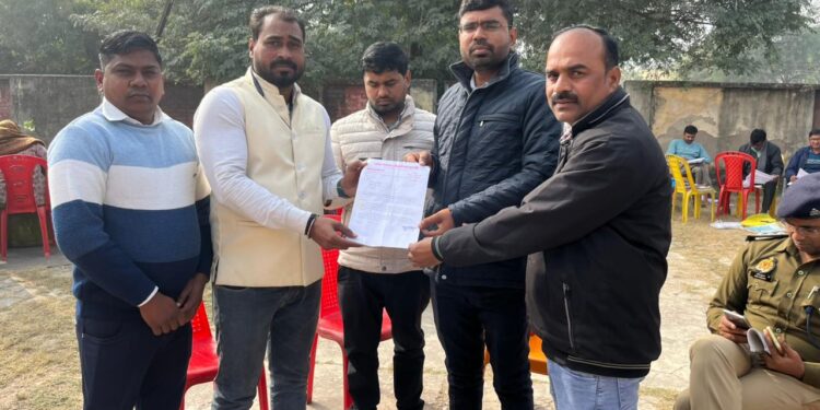 अत्यधिक ठंड के मद्देनजर क्षेत्र में अलाव रखवाने व जरूरतमंदों में कंबल वितरण कराने हेतु समाजसेवी ने एसडीएम को सौंपा ज्ञापन।
