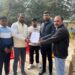 अत्यधिक ठंड के मद्देनजर क्षेत्र में अलाव रखवाने व जरूरतमंदों में कंबल वितरण कराने हेतु समाजसेवी ने एसडीएम को सौंपा ज्ञापन।