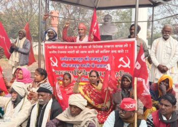 मनरेगा योजना बचाओ को लेकर संयुक्त वाम दलों के कार्यकर्ताओं ने कलेक्ट्रेट परिसर स्थित गांधी प्रतिमा के समक्ष किया धरना-प्रदर्शन।
