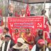 मनरेगा योजना बचाओ को लेकर संयुक्त वाम दलों के कार्यकर्ताओं ने कलेक्ट्रेट परिसर स्थित गांधी प्रतिमा के समक्ष किया धरना-प्रदर्शन।