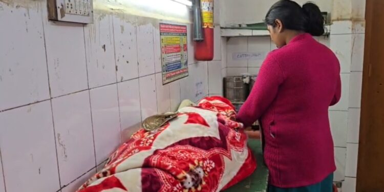 तेज रफ्तार टिपर के अचानक ब्रेक से हादसा, महिला समेत तीन घायल।