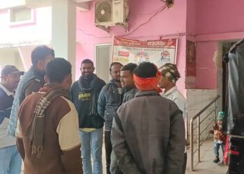 चलती ट्रेन से गिरा अज्ञात युवक, मौके पर मची अफरा-तफरी।