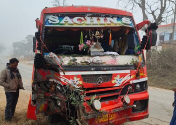 कोहरे के कारण अनियंत्रित होकर पेड़ से टकराई यात्री बस, टला बड़ा हादसा।।
