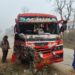 कोहरे के कारण अनियंत्रित होकर पेड़ से टकराई यात्री बस, टला बड़ा हादसा।।