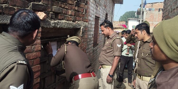 गैंगस्टर एक्ट आरोपी के घर पर पुलिस ने नोटिस चस्पा किया।
