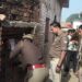 गैंगस्टर एक्ट आरोपी के घर पर पुलिस ने नोटिस चस्पा किया।