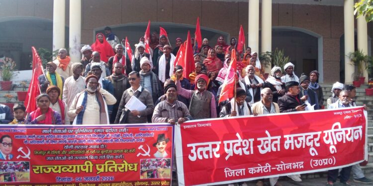 संयुक्त वाम दलों व खेत मजदूर यूनियनों के कार्यकर्ताओं ने मनरेगा योजना बचाओ और भाकपा (माले) नेताओं की रिहा।