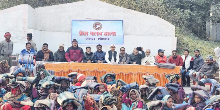ठंड से जूझ रहे असहायों के लिए आगे आया प्रेस क्लब डाला, ठिठुर रहे लोगों को दी बड़ी राहत।