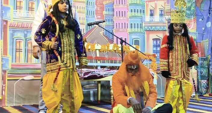 चोपन सिंदुरिया गांव के ऐतिहासिक एवं अनुष्ठानिक रामलीला के चतुर्थ दिवस पर महर्षि विश्वामित्र के साथ पिता और माता की अनुमति से बन के लिए पधारे ।
