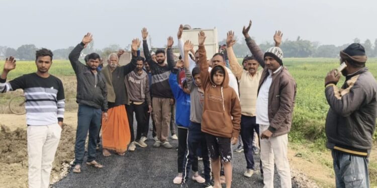 घटिया सड़क निर्माण पर भड़के ग्रामीण, नारेबाजी कर किया विरोध-प्रदर्शन।