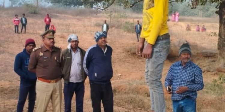 संदिग्ध परिस्थिति में युवक का पेड़ से लटकता मिला शव।