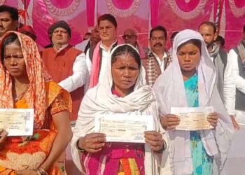 समाजवादी पार्टी का प्रतिनिधिमंडल सोमवार को सोनभद्र पहुंचा। सपा राष्ट्रीय अध्यक्ष अखिलेश यादव के निर्देश पर पहुंचे प्रतिनिधिमंडल ने पीड़ित परिवारों से मुलाकात कर शोक संवेदना व्यक्त