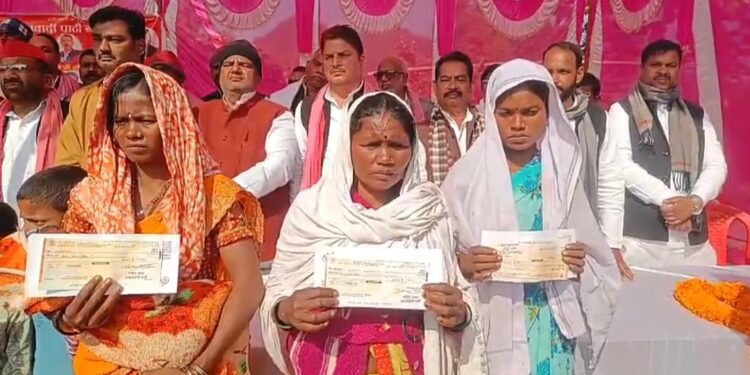 समाजवादी पार्टी का प्रतिनिधिमंडल सोमवार को सोनभद्र पहुंचा। सपा राष्ट्रीय अध्यक्ष अखिलेश यादव के निर्देश पर पहुंचे प्रतिनिधिमंडल ने पीड़ित परिवारों से मुलाकात कर शोक संवेदना व्यक्त