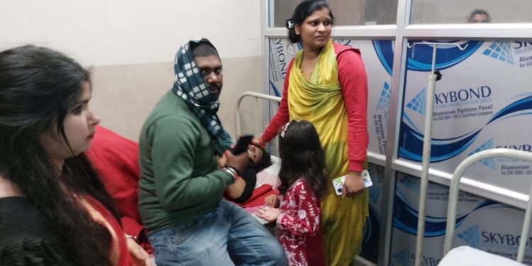 टोल प्लाज़ा कर्मचारियों ने अधिवक्ता पर किया वार, अधिवक्ता सहित तीन घायल