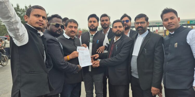 दुद्धी के अधिवक्ताओं में आक्रोश, टोल प्लाजा घटना पर सौंपा गया ज्ञापन।।