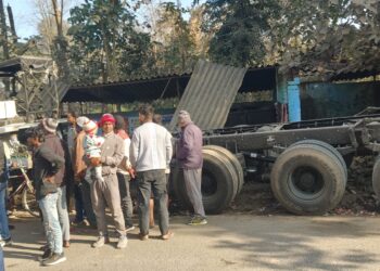 यूपी–झारखंड बॉर्डर पर एक ट्रक होटल में घुसा 16 चक्का वाहन।