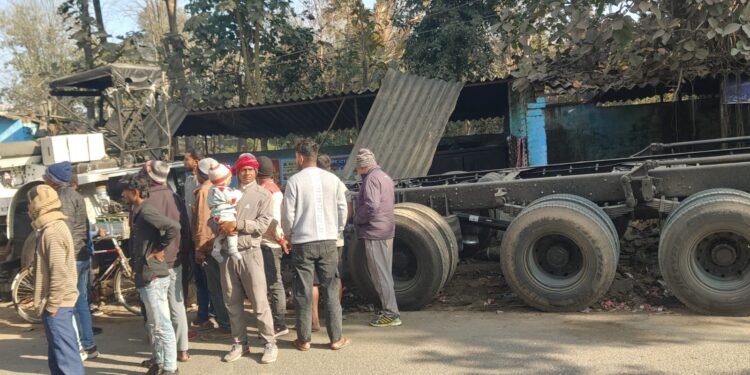 यूपी–झारखंड बॉर्डर पर एक ट्रक होटल में घुसा 16 चक्का वाहन।