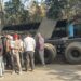 यूपी–झारखंड बॉर्डर पर एक ट्रक होटल में घुसा 16 चक्का वाहन।