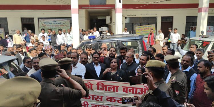 दुद्धी को जिला बनाने के लिए अधिवक्ताओं ने विरोध प्रदर्शन कर डीएम को सौंपा ज्ञापन।।