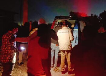 सड़क पे बाइक रोक कर दो गुटों में लाठी डंडों से मारपीट।।