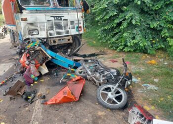 ट्रक के धक्के से मोटरसाइकिल सवार तीन की मौत।