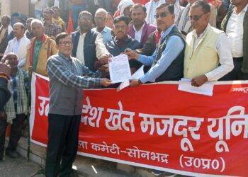 कम्युनिस्ट पार्टी के कार्यकर्ताओं ने संयुक्त रूप से देश व्यापी हड़ताल के समर्थन में और विभिन्न मुद्दों को लेकर छपका पावर हाउस से जूलूस निकालकर जिलाधिकारी कार्यालय पर किया जोरदार प्रदर्शन।