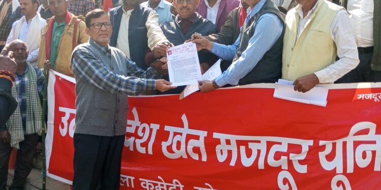 कम्युनिस्ट पार्टी के कार्यकर्ताओं ने संयुक्त रूप से देश व्यापी हड़ताल के समर्थन में और विभिन्न मुद्दों को लेकर छपका पावर हाउस से जूलूस निकालकर जिलाधिकारी कार्यालय पर किया जोरदार प्रदर्शन।