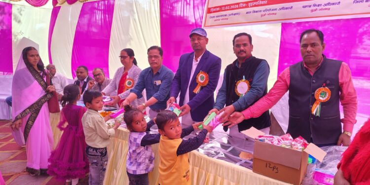 ब्लॉक संसाधन केंद्र चोपन के प्रांगण में हमारा आंगन हमारे बच्चे उत्सव का आयोजन किया गया ।