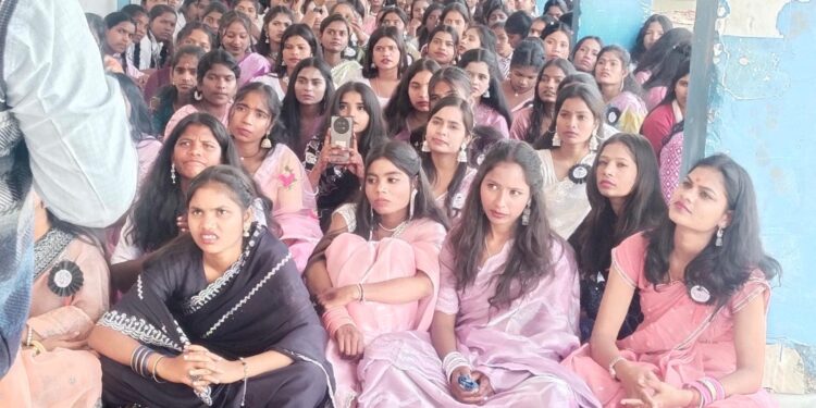 आदर्श रिहंद शिक्षा निकेतन एकेडमी में हवन पूजन के साथ हुई बारहवीं के छात्रों की विदाई।।