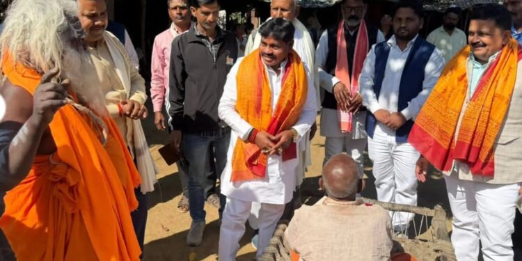 प्रदेश के समाज कल्याण मंत्री भिखारी बाबा आश्रम पहुंचे, लिया आशीर्वाद।