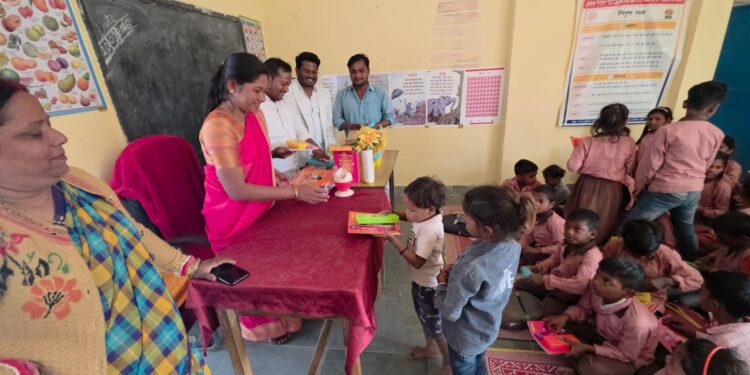 स्कूली बच्चों में शिक्षण सामग्री वितरण कर नपं अध्यक्ष ने मनाया अपना जन्मदिन।