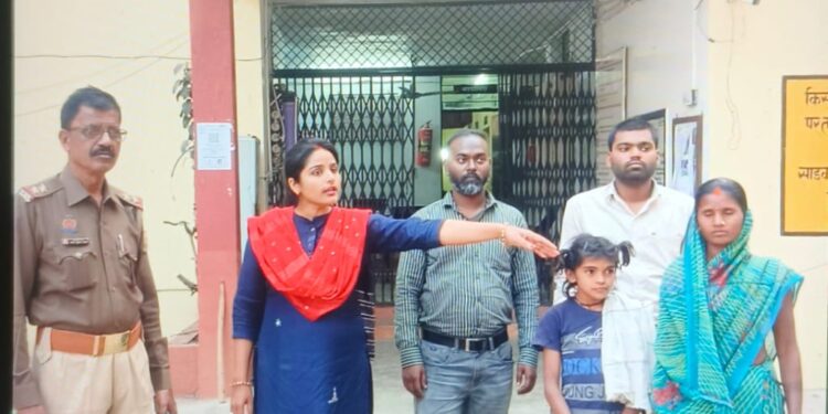 भटक रही मासूम बच्ची को मिला चाइल्ड लाइन का सहारा।
