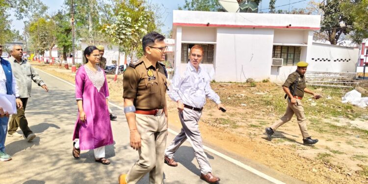 उत्तर प्रदेश की राज्यपाल आनंदीबेन पटेल के सम्भावित कार्यक्रम को लेकर डीएम बी.एन सिंह व एसपी अभिषेक वर्मा ने तैयारियों का लिया जायजा।