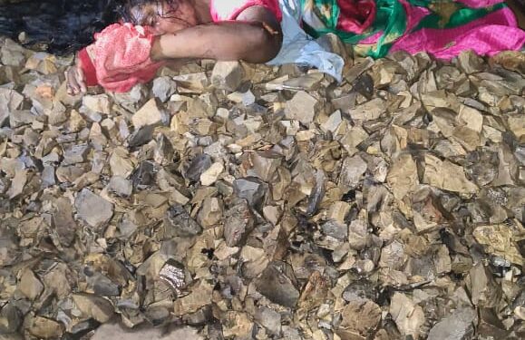 दुद्धी क्षेत्र के कटौंधी गांव में रेलवे ट्रैक के किनारे मिला शवमौके पर दुद्धी पुलिस पहुंच कर जांच में जुटी।