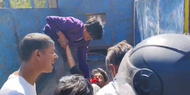 दुर्घटना में बाइक पर सवार एक युवक की मौके पर मौत, दो युवक घायल।
