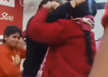 पति के प्रेमिका से मॉल में पत्नी ने किया मारपीट, मामला पहुँचा कोतवाली।