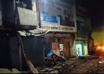 ओभरलोड ट्रेलर अनियंत्रित होकर छः दुकानों को किया तबाह।