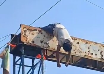 झंडा लगाने के दौरान युवक हाइटेंशन तार की चपेट में आया।