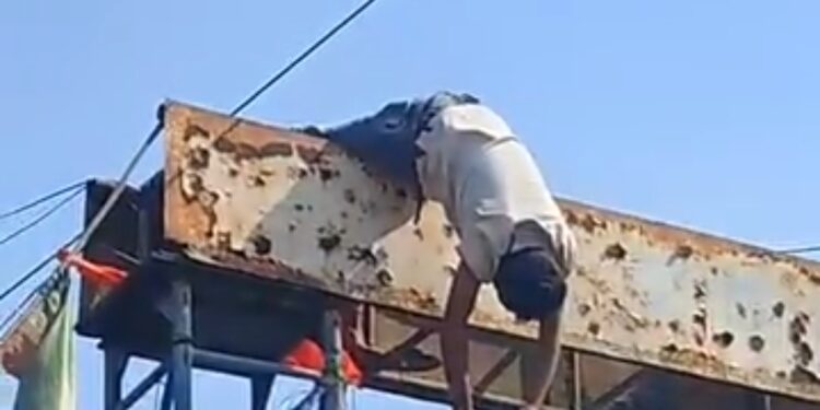 झंडा लगाने के दौरान युवक हाइटेंशन तार की चपेट में आया।