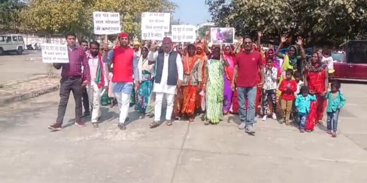 हर घर जल नल योजना में भ्रष्टाचार को लेकर सपा का प्रदर्शन।