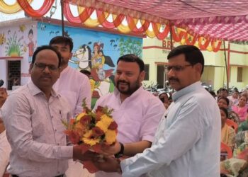 विद्यालयों के विकास पर मंथन, ग्राम प्रधानों का सम्मान कर शिक्षा सुधार की अपील।।