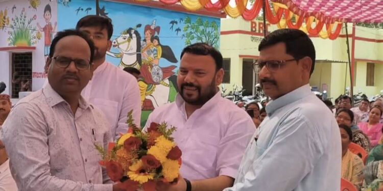 विद्यालयों के विकास पर मंथन, ग्राम प्रधानों का सम्मान कर शिक्षा सुधार की अपील।।