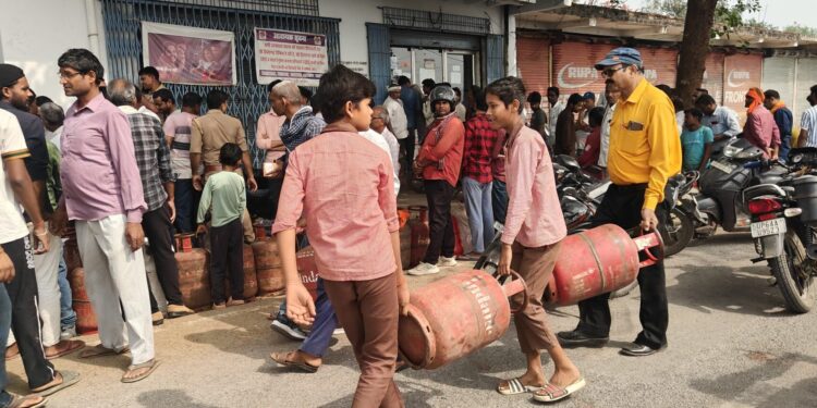 गैस सिलेंडर लेने को दूधी इंडियन गैस पर लगी लंबी कतार,