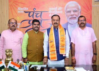 कई सालों से गड्ढों में दबी जिंदगी, बीजपुर – बखरिहवाँ सड़क के लिए उपमुख्यमंत्री से गुहार ।।