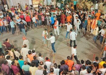 एक्कम के जुलूस में युवाओं ने किया हैरतअंगेज युद्ध कलाओं का प्रदर्शन।