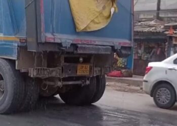 राख परिवहन में बड़ी लापरवाही, सड़कों पर फैल रहा कीचड़, हादसों का बढ़ा खतरा।