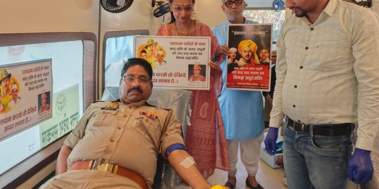 रक्तदान कर शहीदों को दी सच्ची श्रद्धांजलि, थाना परिसर में अनोखी पहल।